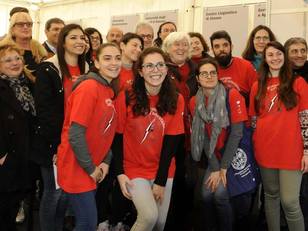 Il Rettore Del Zompo con un gruppo di studenti durante le Giornate di Orientamento alla Cittadella universitaria di Monserrato