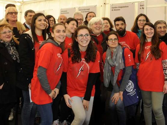 Il Rettore Del Zompo con un gruppo di studenti e studentesse alle Giornate di Orientamento