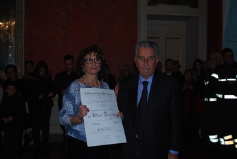 Il diploma consegnato dalla dottoressa Costantino al Garante degli studenti