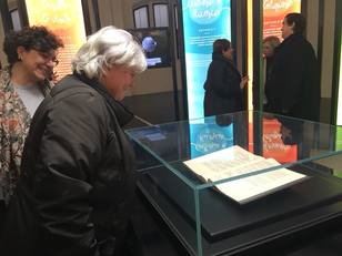 Viaggio della Costituzione, il Rettore osserva il testo in mostra all'ex Manifattura Tabacchi