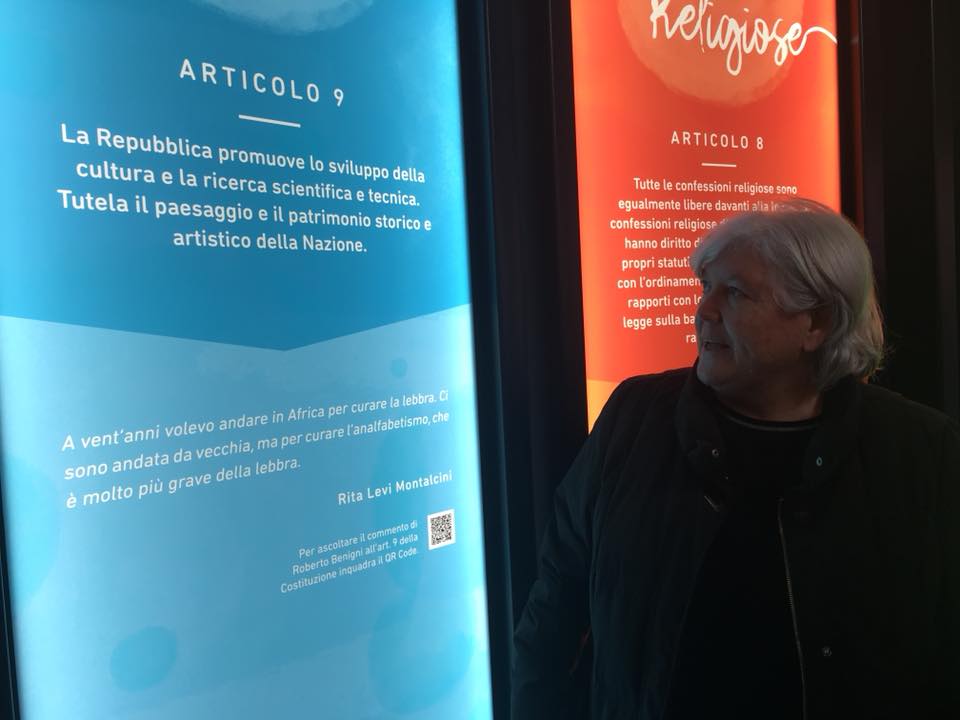 Il Rettore davanti al pannello dell'art. 9 della Costituzione