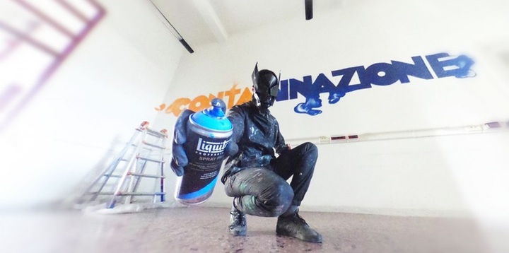 Manu Invisible davanti all'opera realizzata al CREA di UniCa