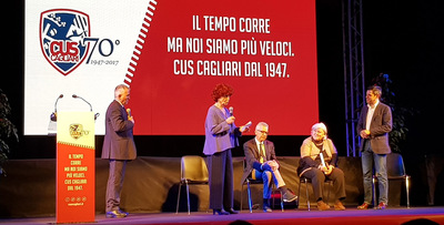 Da destra: Marco Meloni (presidente Cus Cagliari), Maria Del Zompo (magnifico rettore UniCa), Francesco Pigliaru (presidente della Giunta Regionale), Valeria Fedeli (ministra alla pubblica istruzione, universit&agrave; e ricerca), Mario Frongia (moderatore)