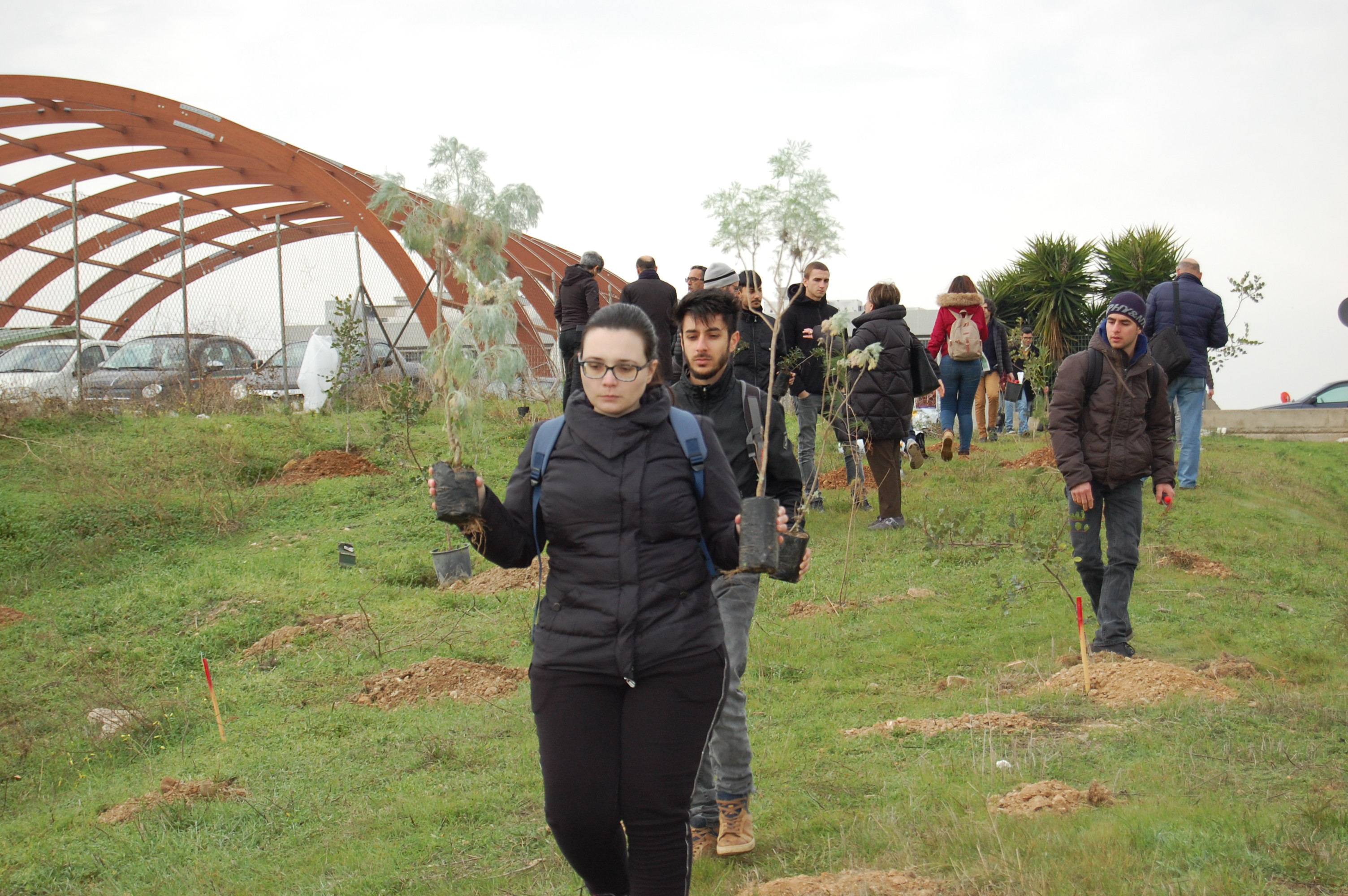 Unicaverde, gli studenti con alcune piante