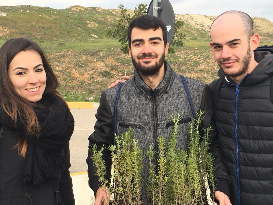 Unicaverde, gli studenti con alcune piante