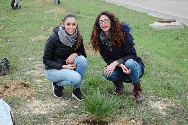 Foto ricordo per due studentesse impegnate in UniCaVerde