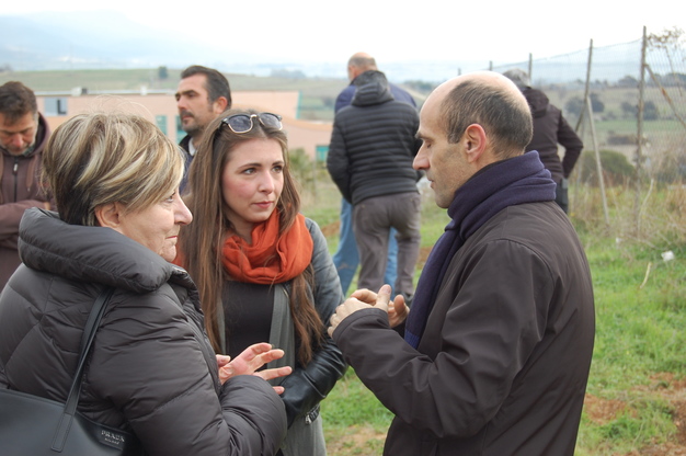 La prof.ssa Nurchi mentre conversa con il prof. Lippolis e una studentessa