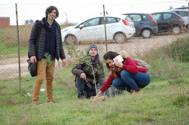 Il dottor Iiriti con alcuni studenti