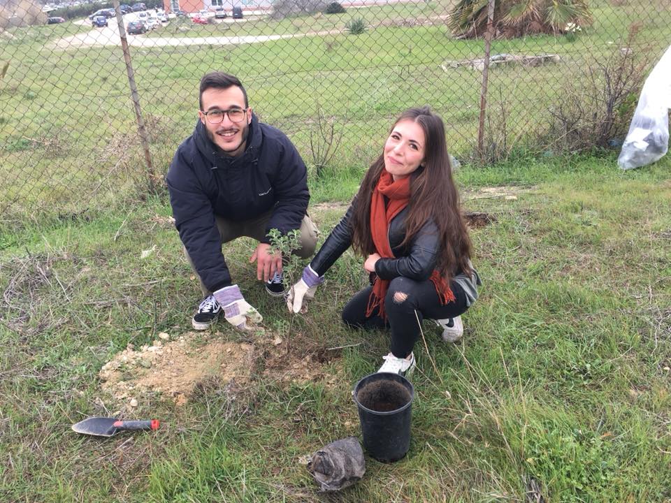 Unicaverde, alcuni studenti impegnati nella piantumazione