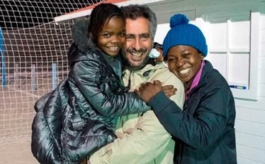 Salvatore Mereu con le protagoniste di "Futuro prossimo"