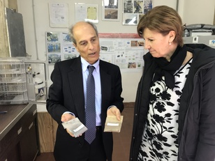 Giacomo Cao e Micaela Morelli nel laboratorio del Dimcm, facolt&agrave; di Ingegneria in via Marengo