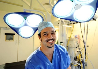 Andrea Figus. Lo specialista - professore associato area Scienze mediche dell'Universit&agrave; di Cagliari - ha maturato esperienze a Roma, in Inghilterra e Brasile.