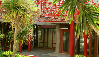 L'ingresso della Biblioteca Dante Alighieri (nota anche come "l'acquario") del Distretto delle Scienze umane