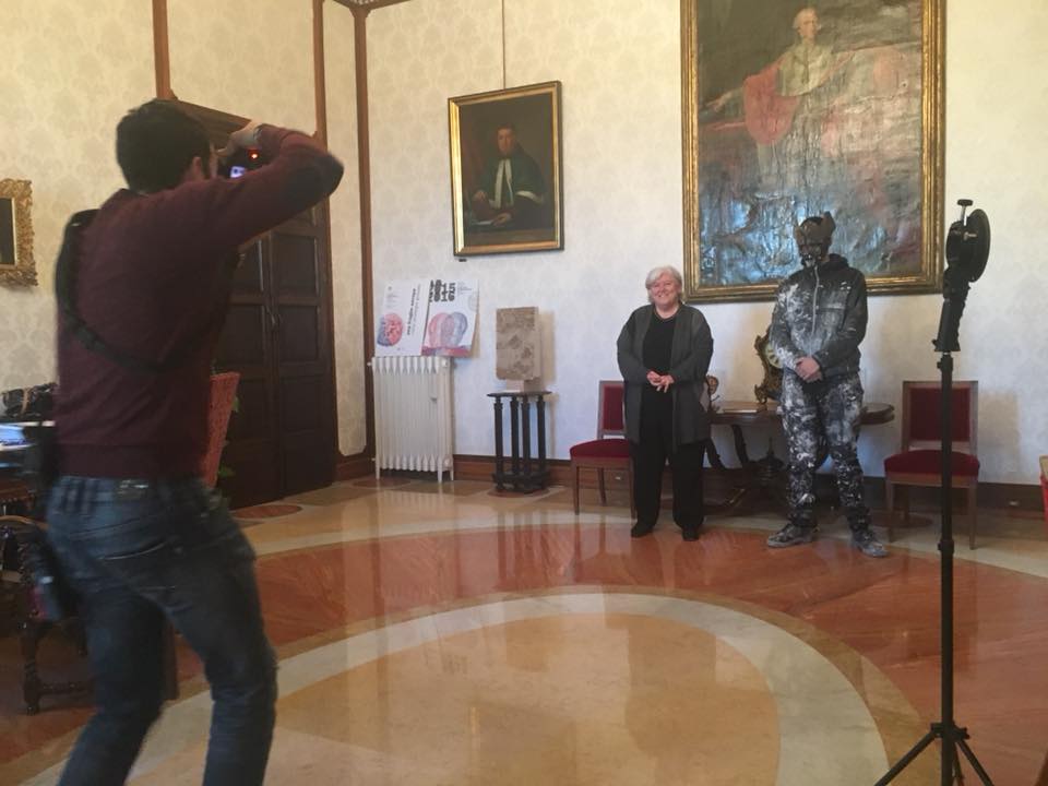 Michele Ardu fotografa il Rettore con Manu Invisible