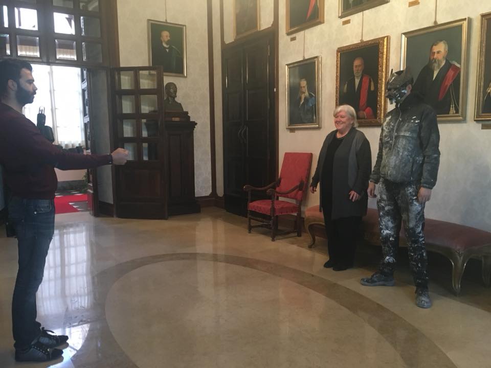 Michele Ardu fotografa il Rettore con Manu Invisible