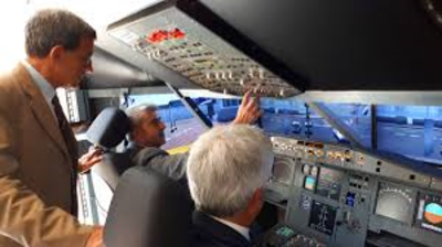 Trasporti via mare ma non solo: CentraLabs ospita simulatori per gru portuali, camion, autobus e aerei. Nella foto, il professor Fadda con i piloti al simulatore di volo che riproduce fedelmente la cabina di un Airbus 320