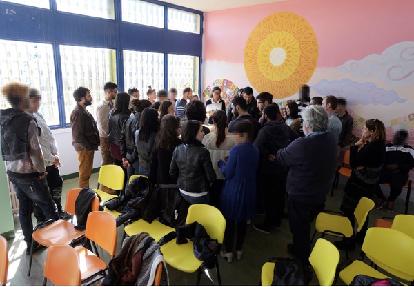 Un momento del progetto "Fuori luogo": la prof.ssa Cadeddu illustra le attivit&agrave; a un gruppo di detenuti e operatori