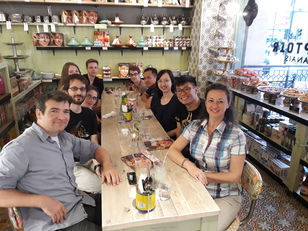 Londra. In primo piano, a sinistra, James Wilton-Ely, con un gruppo di post-doc, studenti di dottorato e laureandi. A destra, Angela Serpe