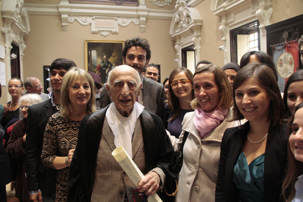 Gillo Dorfles con alcuni studenti dopo la discussione della laurea honoris causa