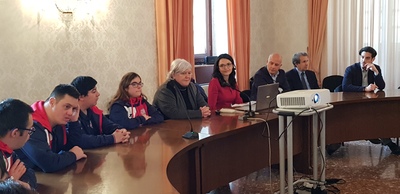 Una fase della conferenza stampa, partecipata e arricchita dalla presenza degli Special Olympics, tenutasi nella sala consiglio del rettorato