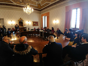 La sala consiglio di Palazzo Belgrano. Il Contamination Lab &egrave; occasione di confronto, intuizioni e idee vivaci e con particolari inneschi nel tessuto sociale, civile ed economico