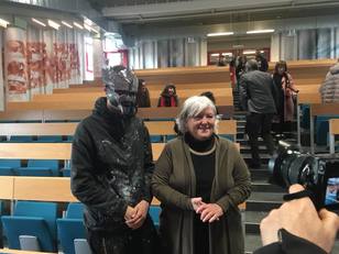 Il Rettore Maria del Zompo insieme a Manu Invisible, durante la presentazione dell'opera realizzata dall'artista