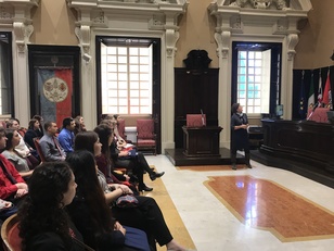 La professoressa Carucci illustra ai giovani statunitensi le peculiarit&agrave; dell'ateneo di Cagliari