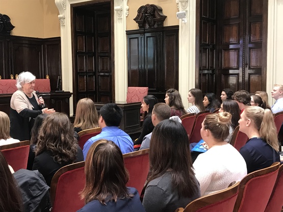 Maria Del Zompo racconta dell'ateneo, di Cagliari e della Sardegna. La delegazione statunitense ascolta incuriosita le specificit&agrave; di una regione dai tratti unici