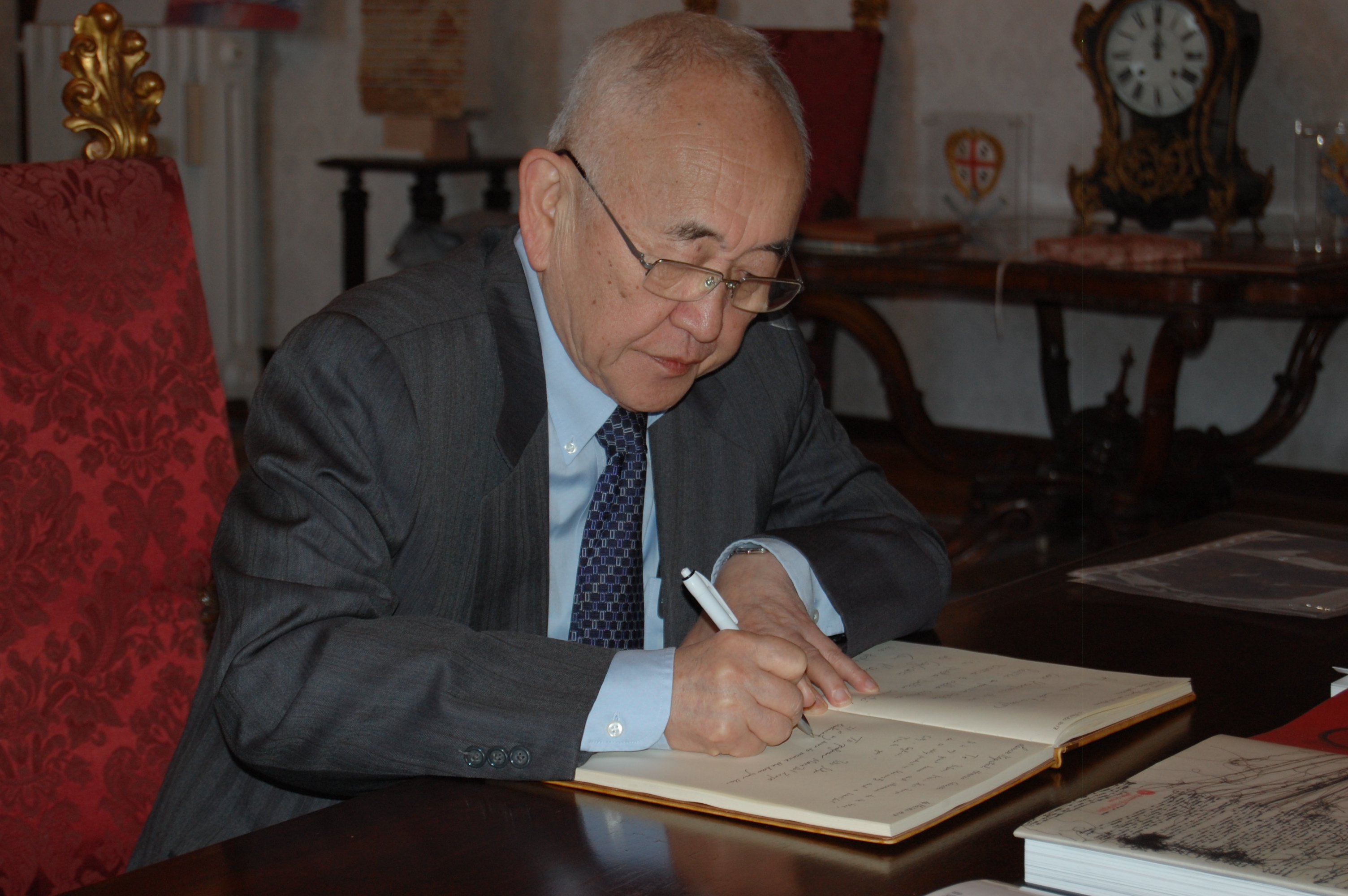 Il professor Cheng firma il registro degli ospiti dell'Ateneo
