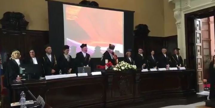 Il Rettore Maria Del Zompo consegna i diplomi ai due scienziati