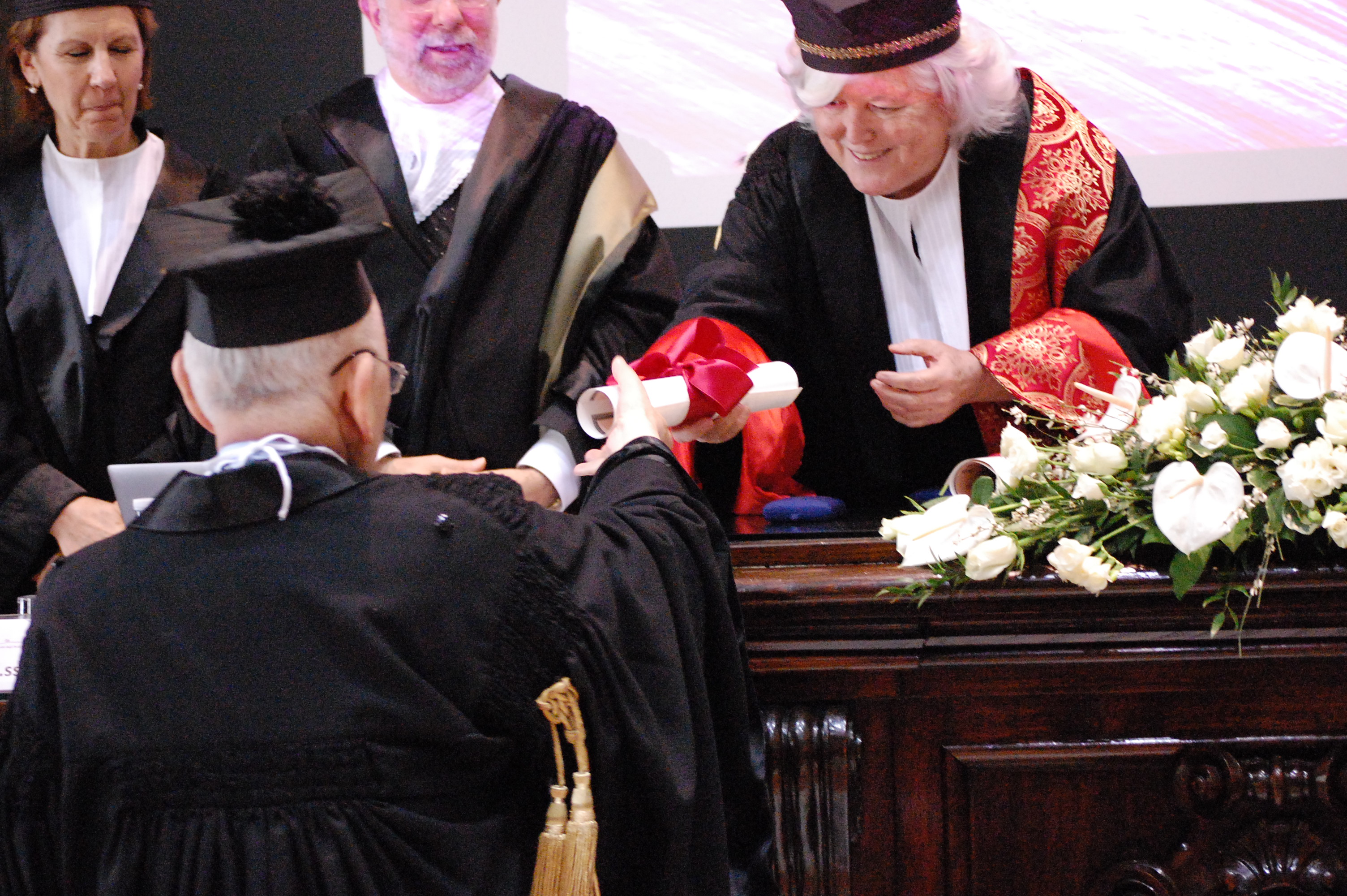 Il Rettore consegna il diploma al Prof. Cheng