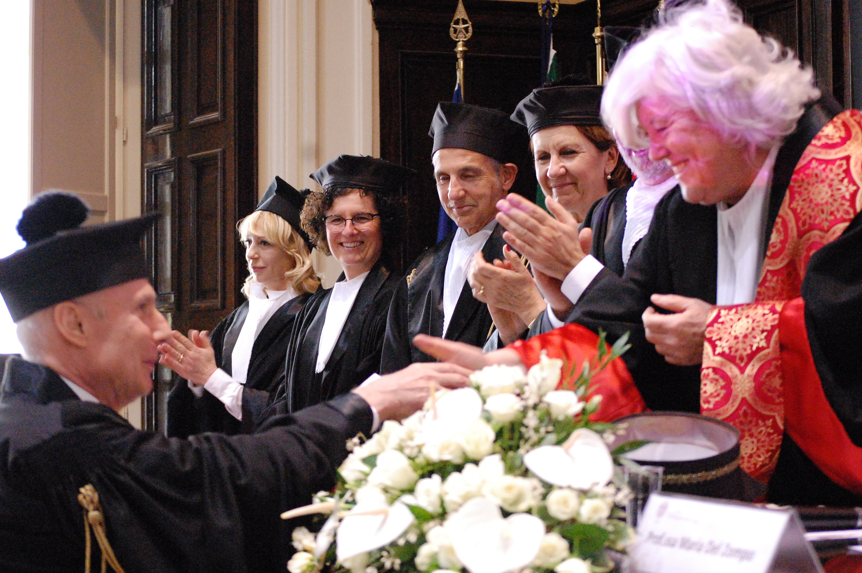 Il Rettore consegna il diploma al prof. Matyus