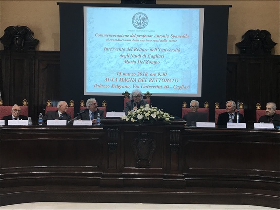 L'apertura della commemorazione di Antonio Spanedda. Da sinistra, Pasquale Mistretta, Alessandro Maida, Gianni Filippini, Maria Del Zompo, Gian Luigi Gessa, Bachisio Bandinu e monsignor Pier Giuliano Tiddia