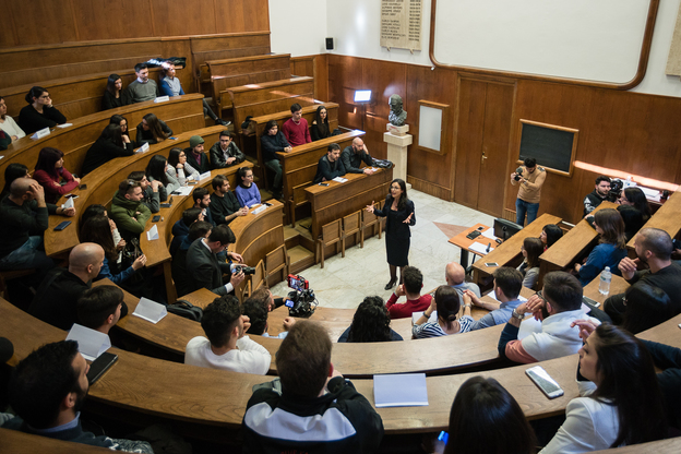 Il Teatro anatomico della sede del Crea (Centro servizi innovazione e imprenditorialit&agrave; di Unica) ha ospitato la presentazione dell'ultima edizione del CLab. Al centro, Maria Chiara di Guardo