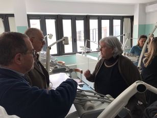 La cerimonia inaugurale dell'aula manichini. In primo piano, da sinistra, Vincenzo Serra, Giorgio Sorrentino e Maria Del Zompo