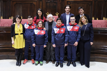 Gli Special Olympics, testiomonial del CLab 2017/18, in aula magna con il rettore e il pro rettore, e i vincitori delle precedenti edizioni
